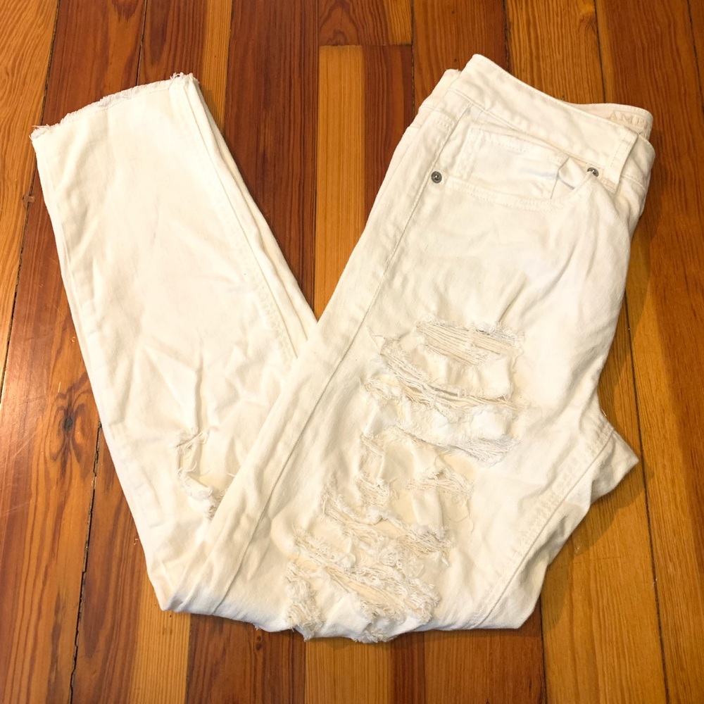 AMERICAN EAGLE OUTFITTERS DESTROYED WHITE TOMGIRL  JEANS SIZE 2